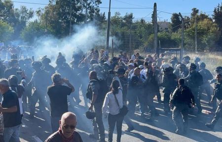 الاحتلال يعتدي على المتضامين مع الاهالي في الشيخ جراح